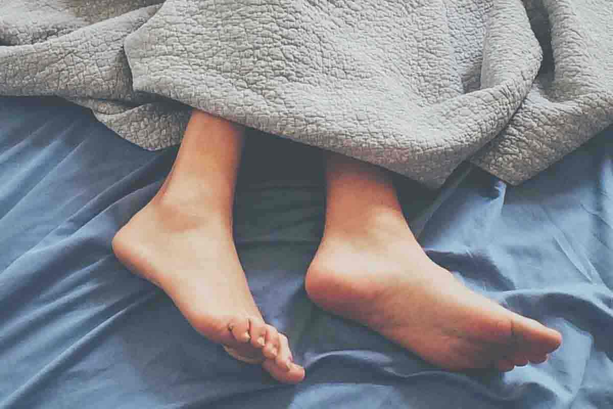 De en koude voeten in bed