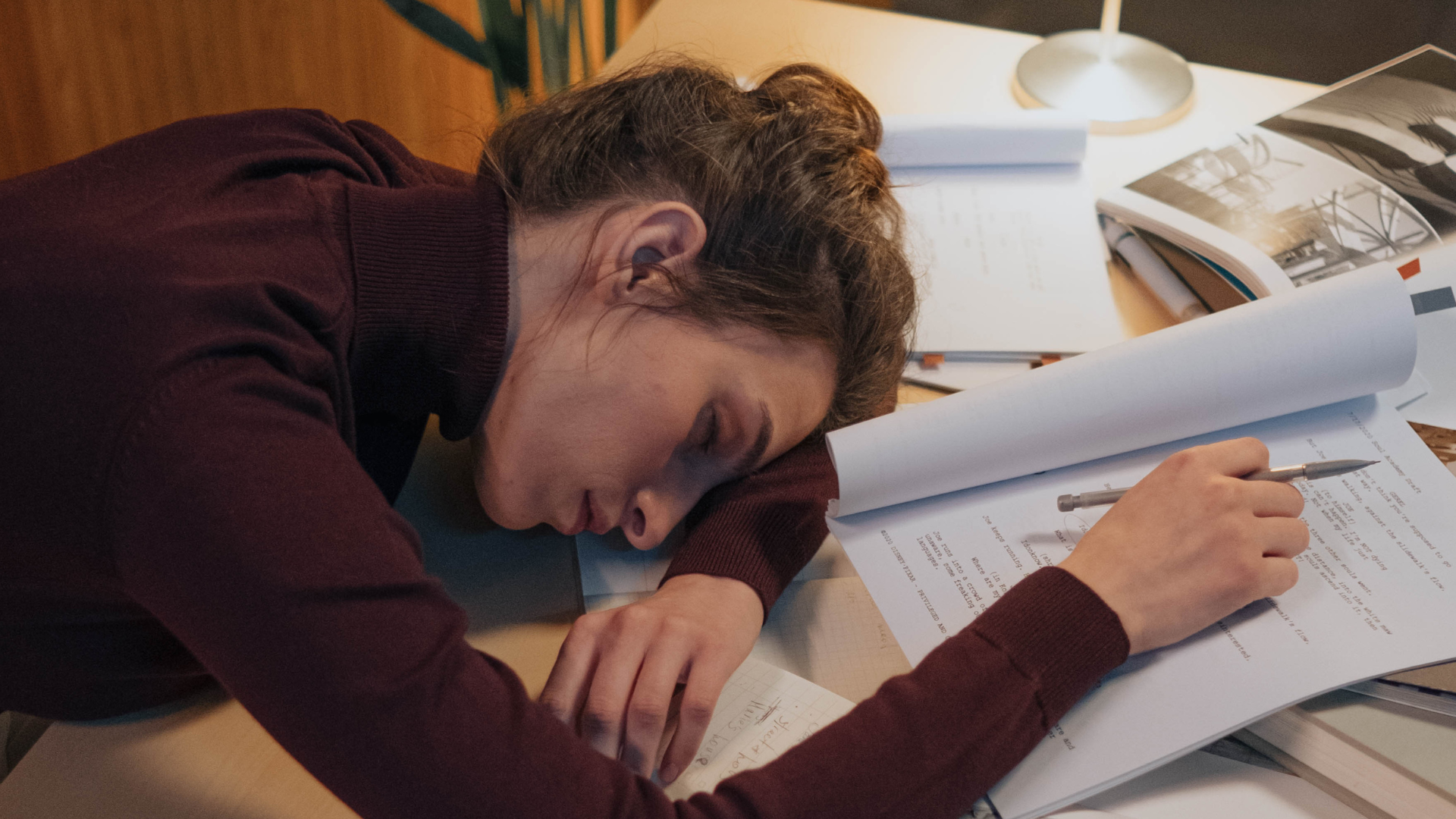 woman fall sleep on the desk